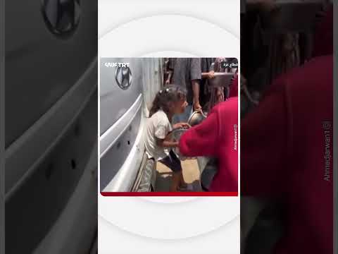 طفلة جائعة تبكي بحرقة طلبا للطعام