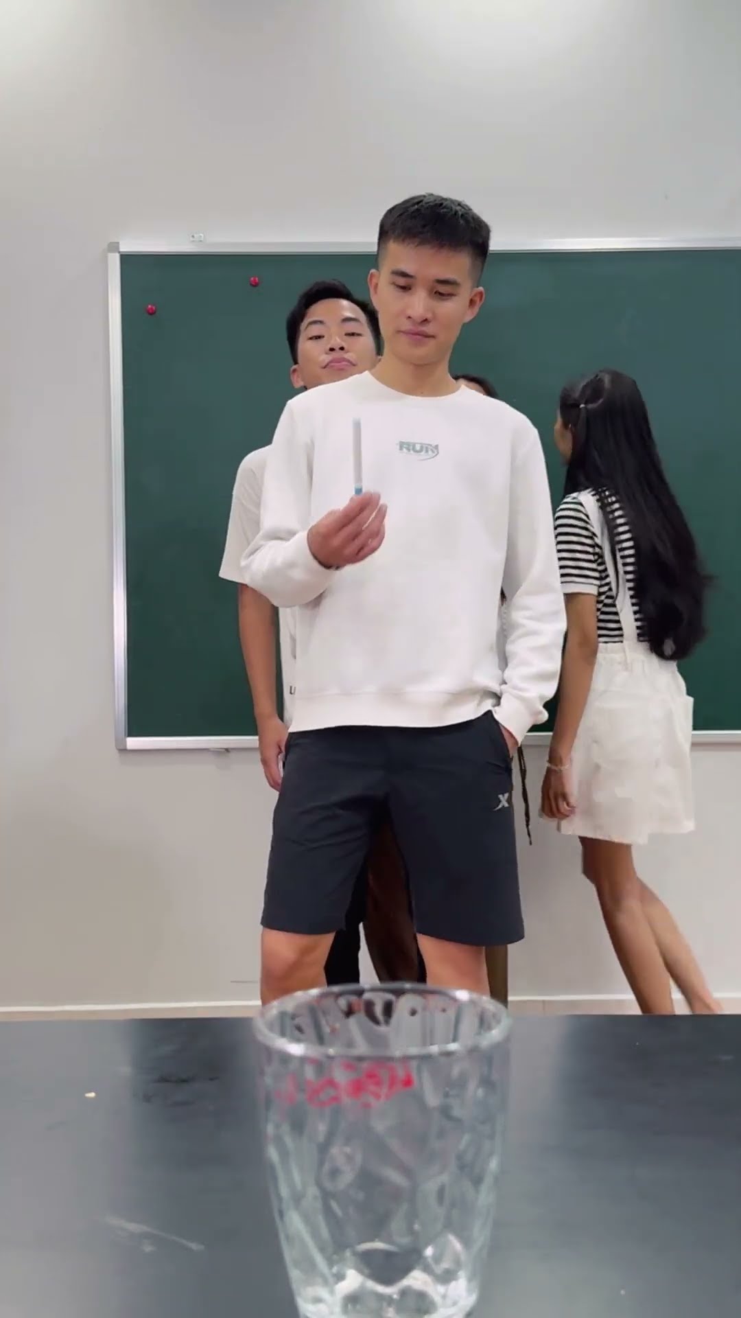 Su Hao challenge: throw crayons in cup ?