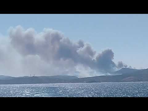 Η φωτιά όπως φαίνεται από το λιμάνι του Λαυρίου (2)