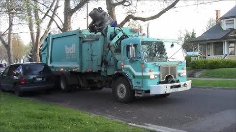 Peterbilt 320 Heil DuraPack 7000 Garbage Truck