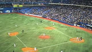 Good atmosphere @ toronto blue jays stadium and cn tower vs. new york
yankees