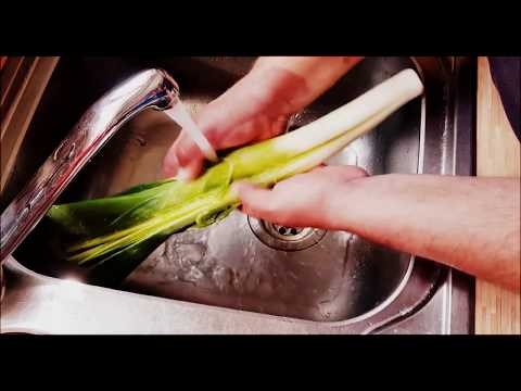 comment-laver-et-couper-un-poireau-|-cuisine-en-pratique