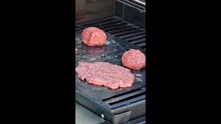 HOW TO GRILL BUTTER SMASHBURGERS USING A SILICONE MAT (OR NOT) #food #foodie #vlog