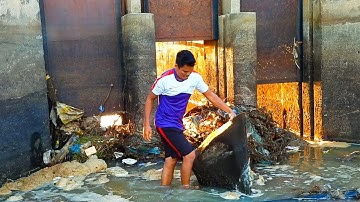 Clear All Trash Clogged On Water Gate Drainage