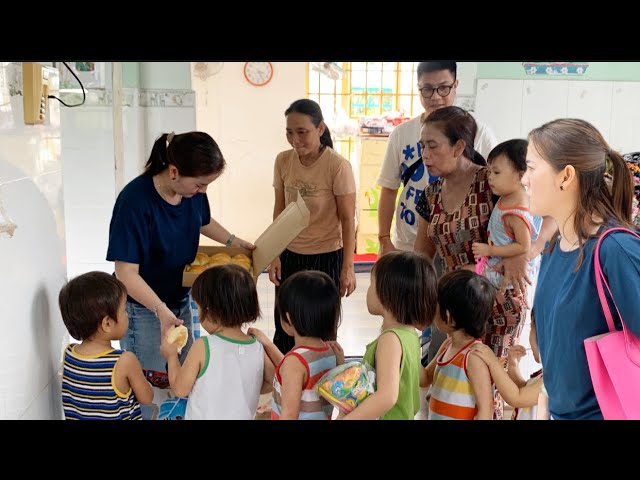 1/6 Thật ý nghĩa Hồng Loan trao tay bánh ,sữa ,nước Yến cho các  trẻ mồ côi rất vui mừng  tại quận 9 class=