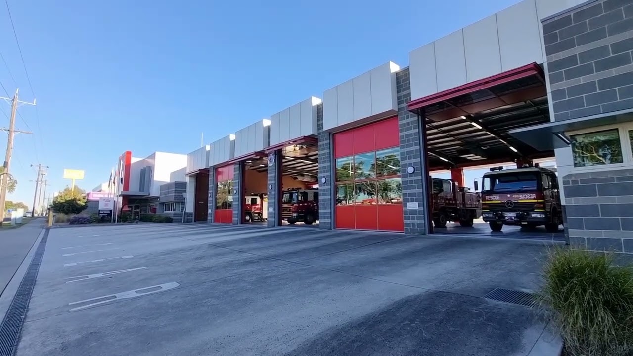 Turnout: FRV P87A responding to a awning fire in Dandenong South