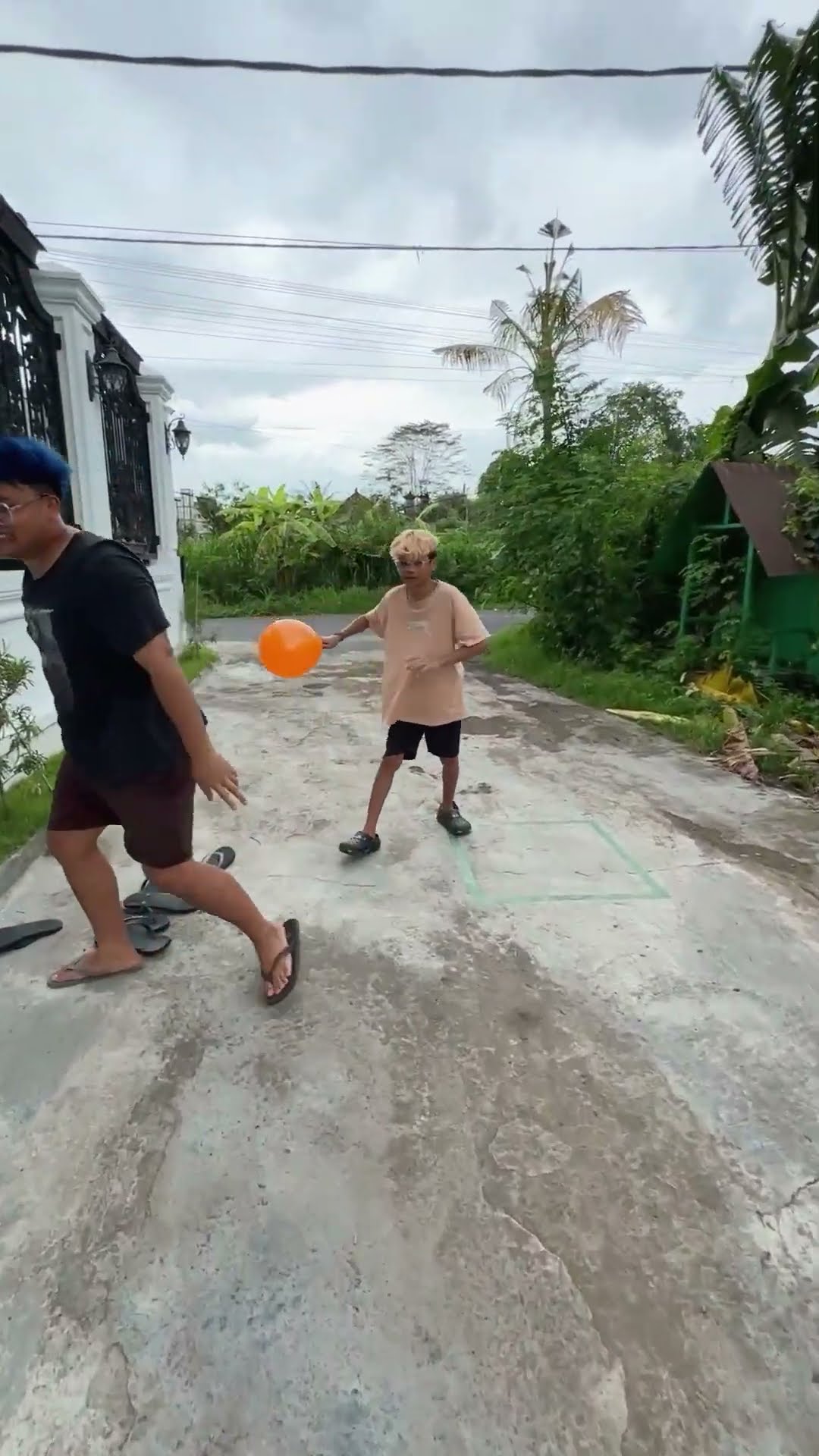 Balapan Balon Paling Jauh! #shorts
