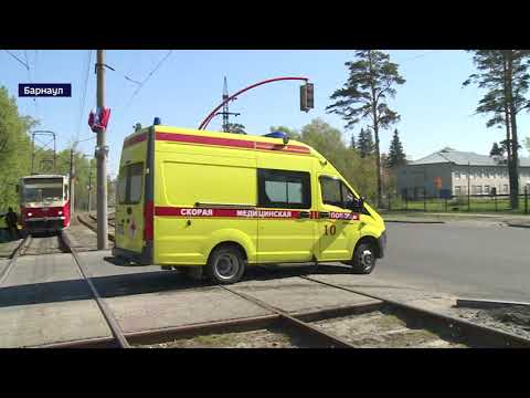 В Барнауле на Змеиногорском тракте произошло серьёзное ДТП с участием трамвая