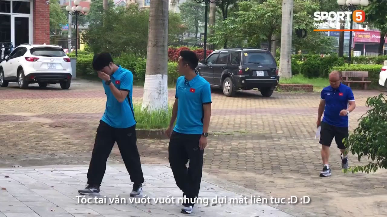  Xuân Trường không thể mở mắt khi đi bộ buổi sáng với Văn Quyết