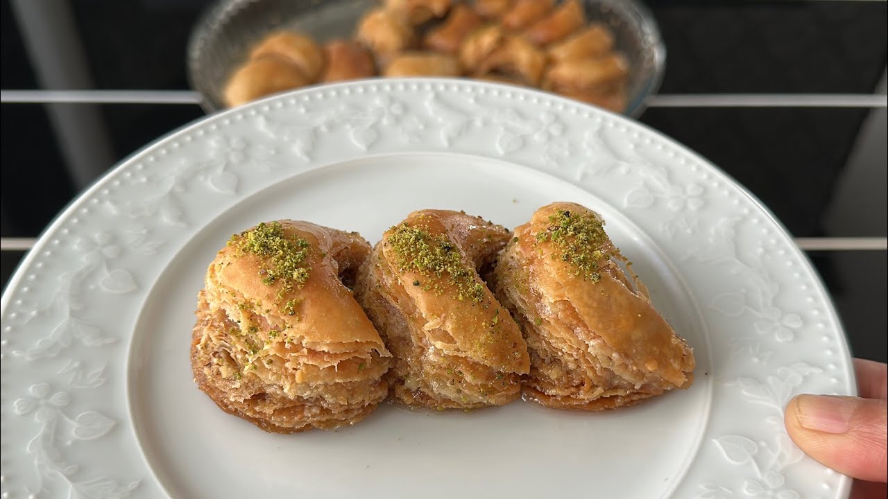 KOLAYINDA KOLAYI👌TEK BEZE AÇARAK BAKLAVA YAPABİLİRSİNİZ😍AY BAKLAVA TARİFİ💯 KOLAYINDA KOLAYI👌TEK BEZE AÇARAK BAKLAVA YAPABİLİRSİNİZ😍AY BAKLAVA TARİFİ💯