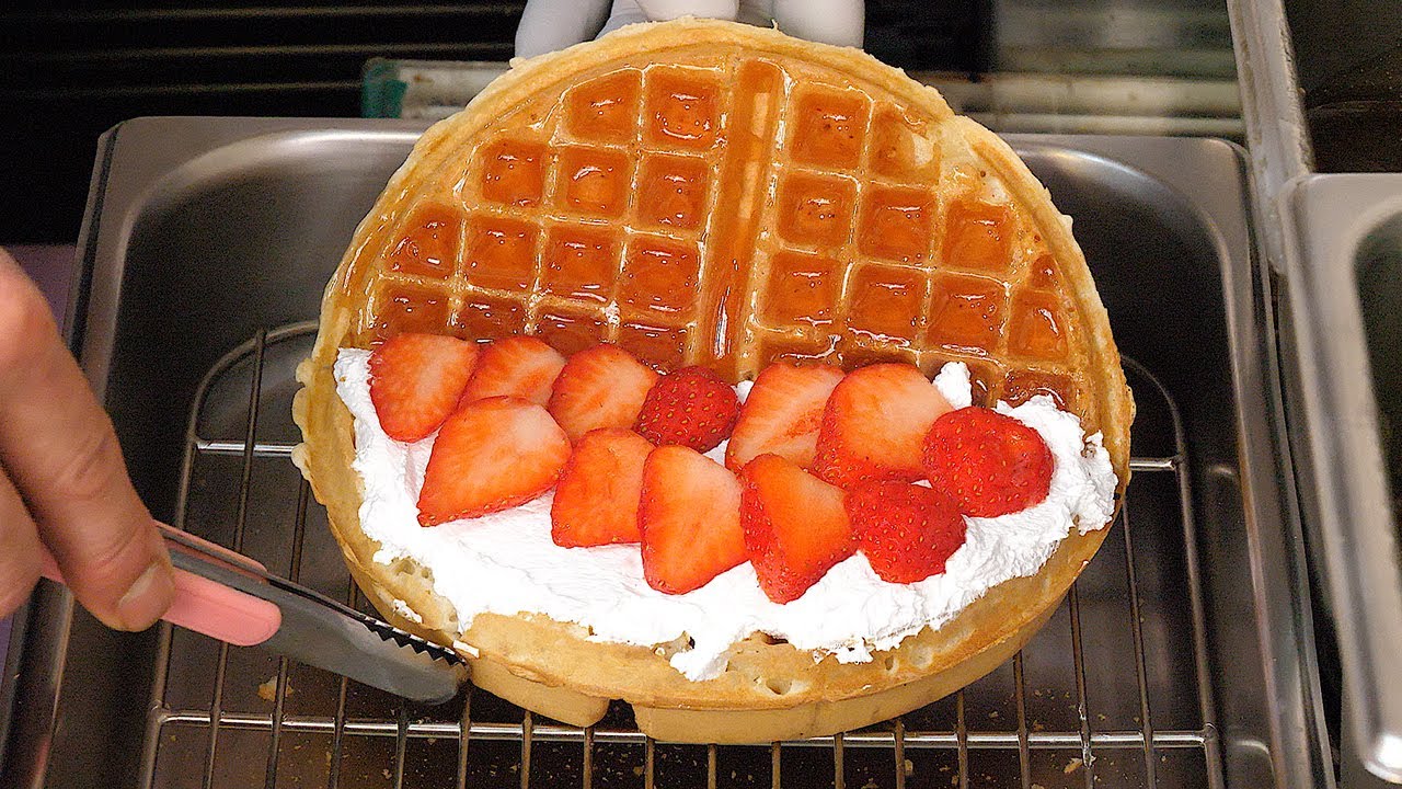 두툼한 생크림 딸기 와플 / waffle with whipped cream korean street food YouTube