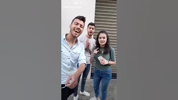 البنت صار بد آيفون 