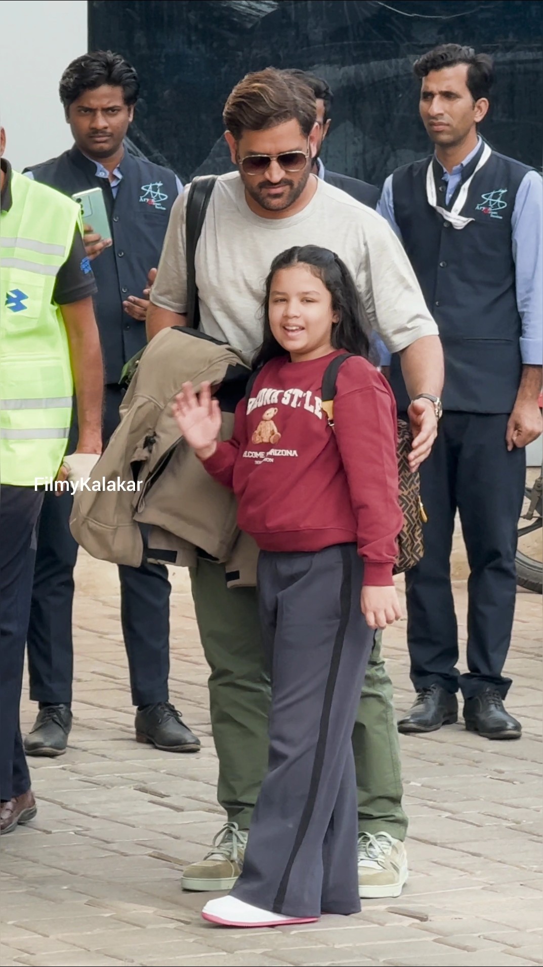 #zivadhoni with parents #msdhoni #sakshidhoni her off for new year's ? #filmykalakar