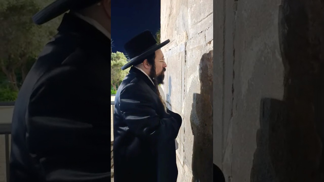 האדמו"ר ממעזבוז בתפילה במערת המכפלה