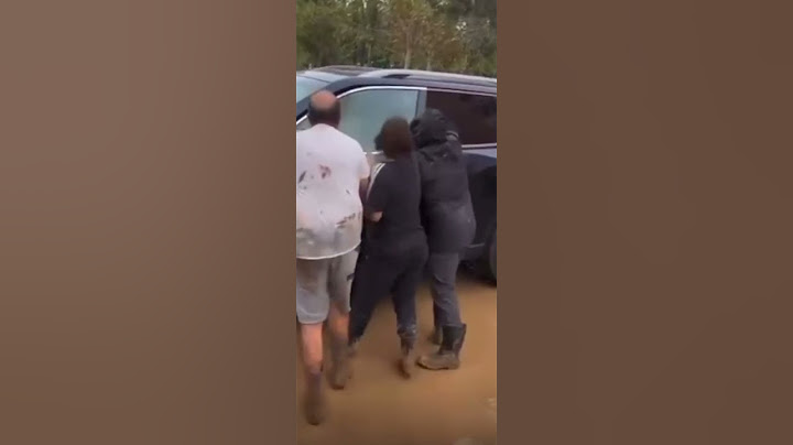 Vecinos enfurecidos destrozan el coche de Pedro Sánchez mientras escapaba de Paiporta, Valencia.