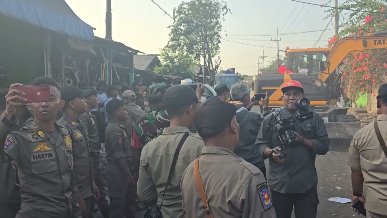 penggusuran lapak pasar loak surabaya