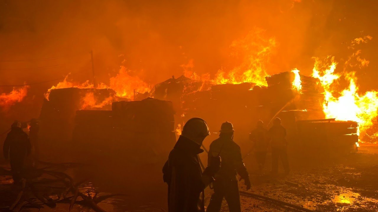 Огонь полыхает на тысячи квадратных метров. Один человек погиб при пожаре в Баку