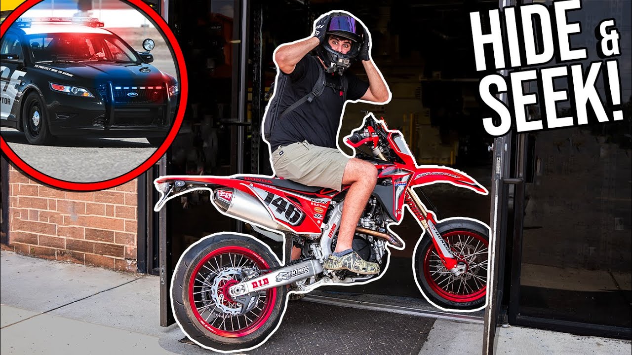 СКРЫВАЮСЬ ОТ ПОЛИЦЕЙСКИХ В АВТОСАЛОНЕ!