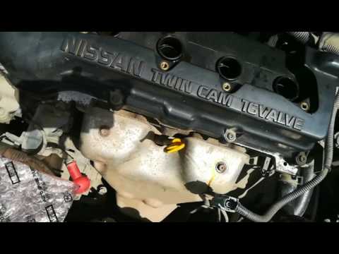 Моторное масло в свечных колодцах. Снимаем клапанную крышку.