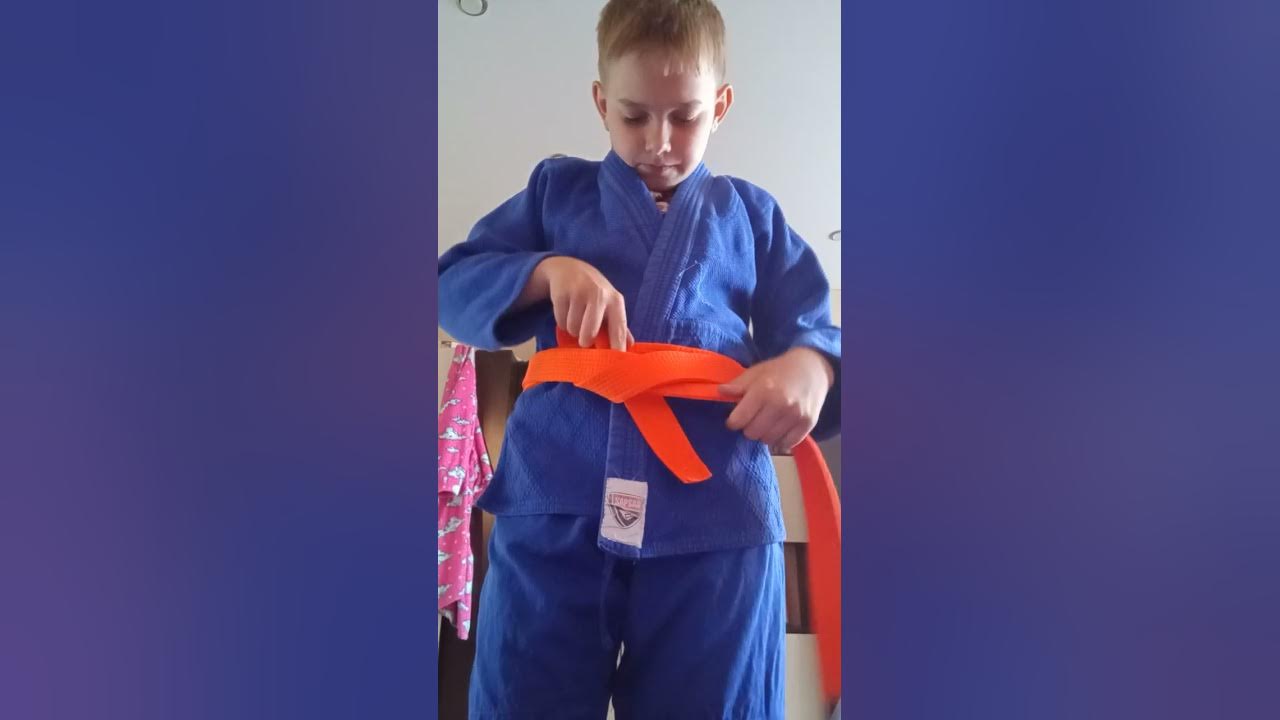 Как завязать пояс самбо видео. Завязывать пояс самбо. Завязывание пояса самбо. Схема завязывания пояса тхэквондо. Как завязывать пояс самбо.