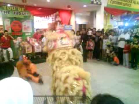 Lion Dance In Giant Hypermarket Bukit Tinggi Klang Chinese New Year 2009 Youtube