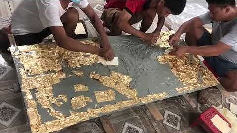 Cận cảnh dát vàng 9999 lên 1 bức tranh đồng