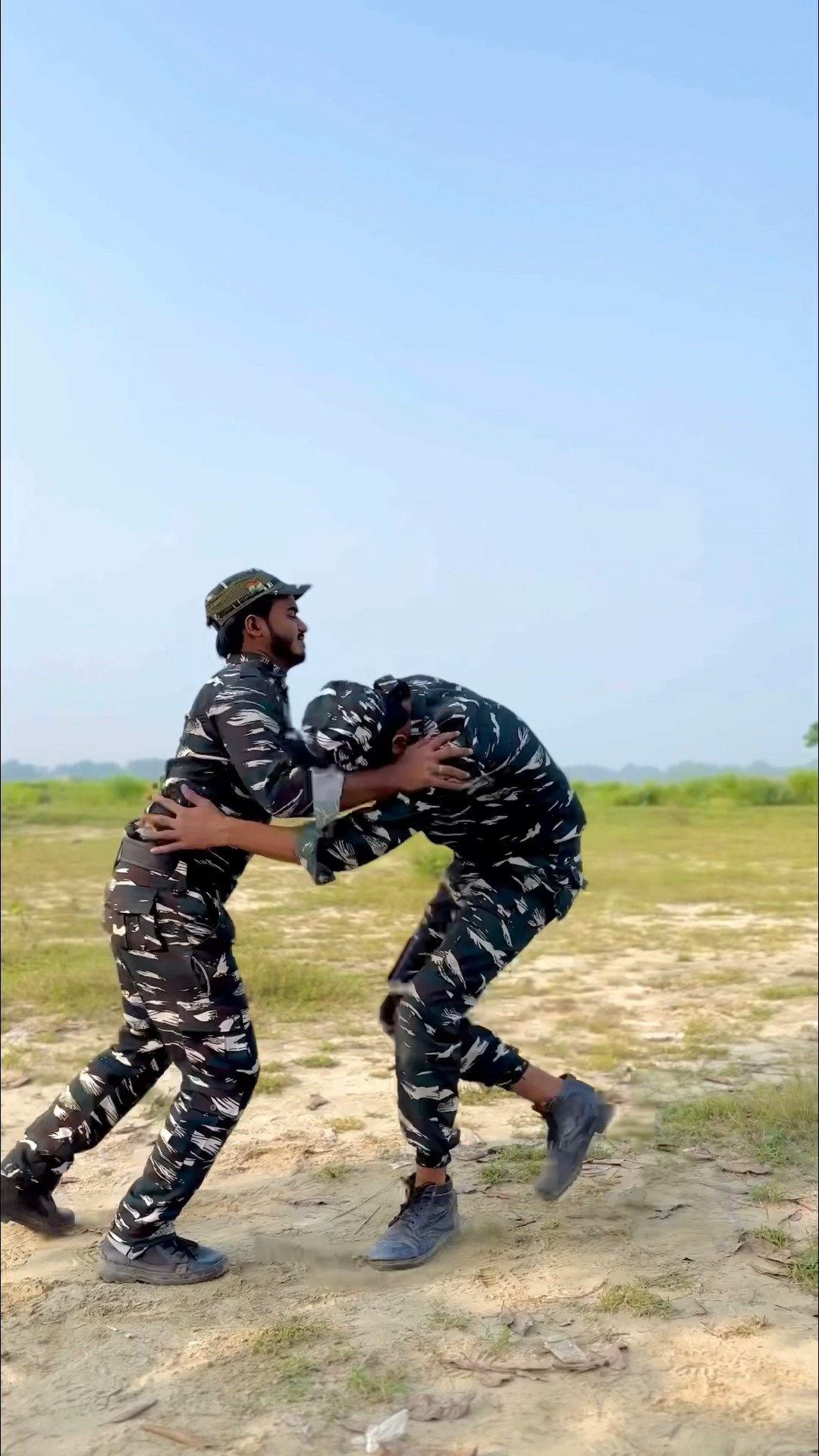 फ़ोज़ियो को हंसी मज़ाक़ पर पड़ी डाँट??? #foryou #army #indiamarmy #emotional #shortfeed #funny