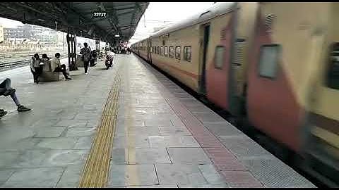 2 hours 36 min late running 22717 Rajkot Secundrabad Express with GZB WAP-5 30013 arrives at Vapi.