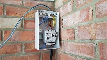 Uitpakken en installeren van een 4-weg metalen consumentenunit in een schuur/garage