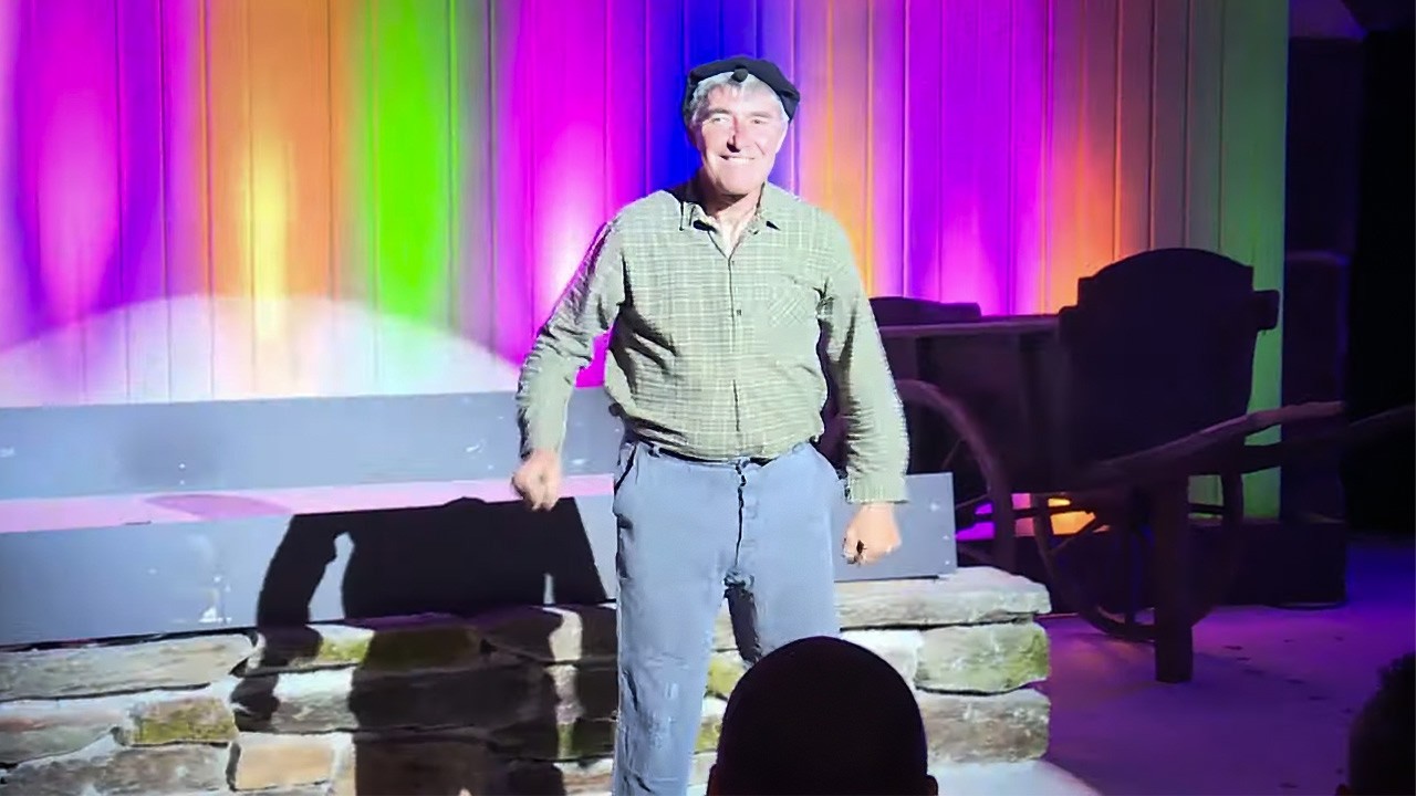 Un agriculteur devient une star du bocage 🌾