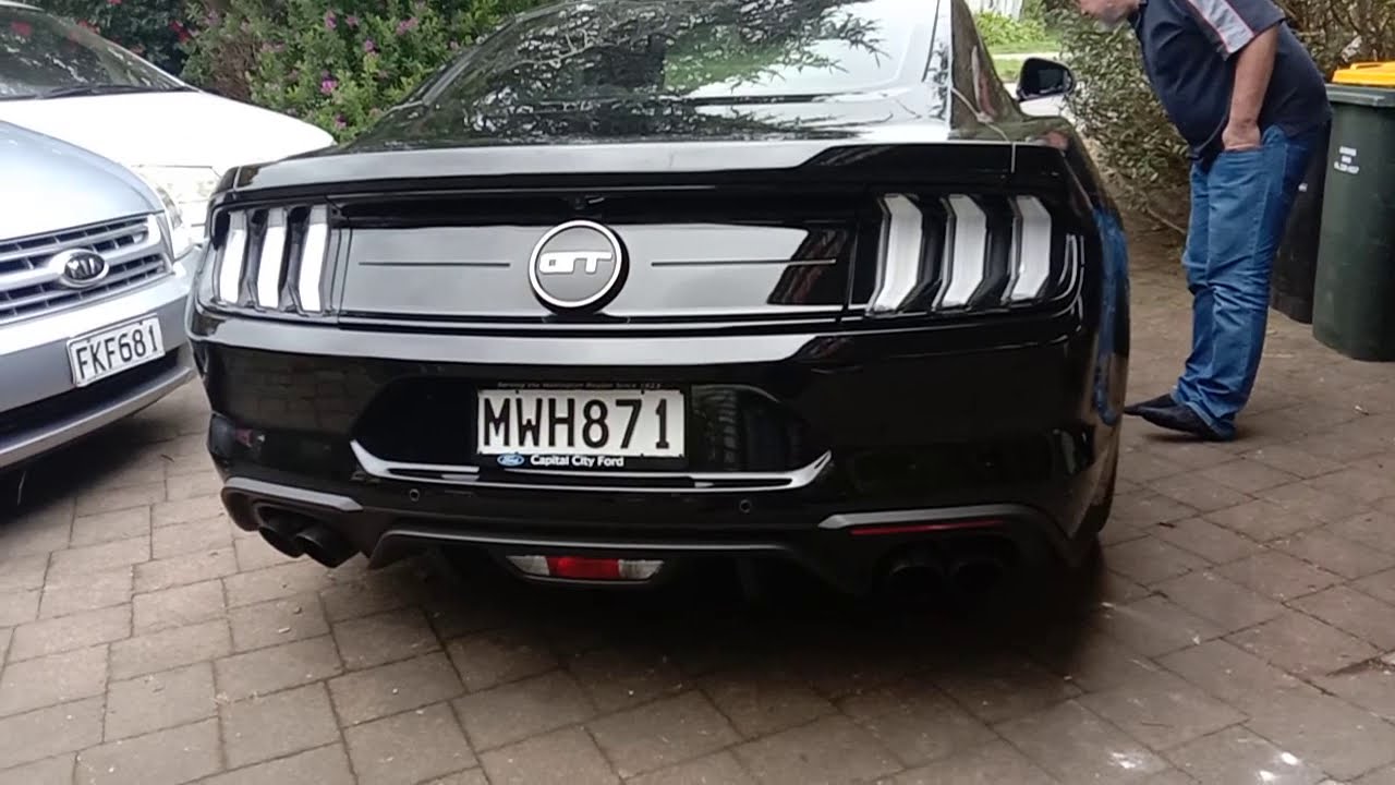Ford Mustang GT revs.