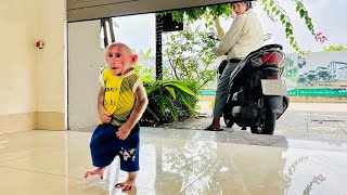 So Cute! Bibi obediently waits for mom to buy breakfast!