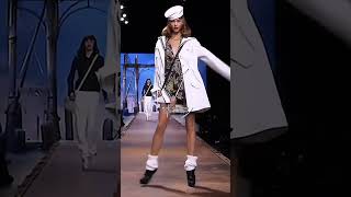 Just… look at her walk: #karliekloss #supermodel #fashion #runwaychallenge  #catwalk #fyp #shorts