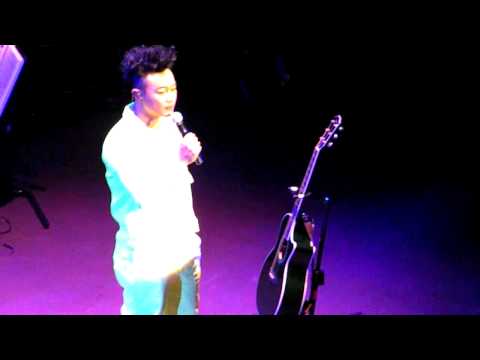 陳奕迅 Eason 2010 London 08 - people screaming for "陳奕迅"+ 陀飛輪