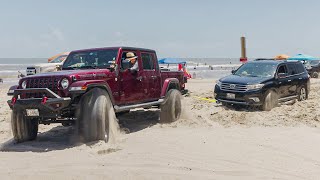Genius Techniques 4x4 Trucks Use to Help Strangers Stuck in Sand