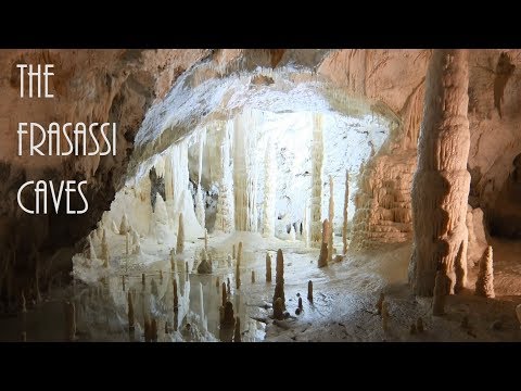 Video: Grotte di Frasassi Caverns huko Marche, Italia