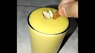 Easy mango milkshake recipe in Hindi ll samiya's kitchen...