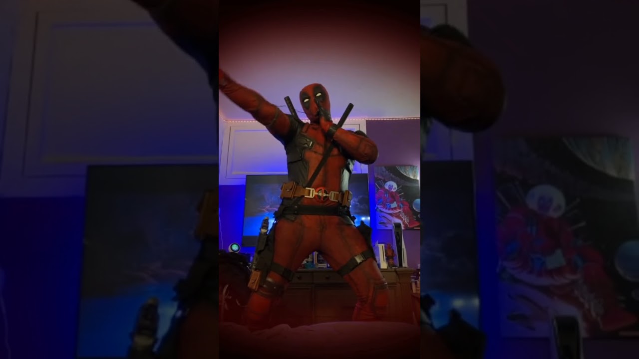 DEADPOOL morning routine❤️🎵#deadpool #marvel #morningroutine #romantic #singing #bedroom#fyp#cosplay