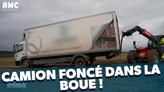 Un camion enfoncé dans la boue