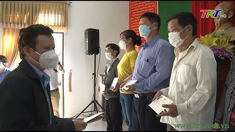 Bí thư Tỉnh ủy tặng quà cho các hộ nghèo trên địa bàn phường Vĩ Dạ