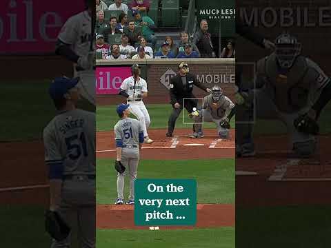 Mariners fan catches foul balls on consecutive pitches! 🤯