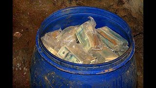 Сердце деда чуть не остановилось когда он нашёл синюю бочку с деньгами! Сердце деда чуть не остановилось когда он нашёл синюю бочку с деньгами!