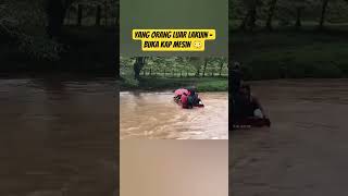 Perbedaan Cara Mobil Terjang Banjir. Pilih Yang Mana Lur? 😳 #mobiloffroad