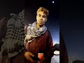 صحبك و عشرت عمرك باعك و هنا يجي دور الراجل الصعيدي الشهم اللي بيحسن بالغلبان اللي زيه