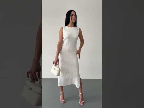 Ніжна жіноча облягаюча сукня із рельєфної в'язки, без рукавів і з розрізом збоку, видео 1