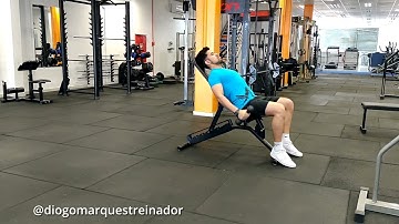 Elevação frontal no banco inclinado com rotação