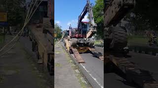 turunkan muatan #selfloader #selfloaderindonesia #mitsubishi #fuso #fyppppppppppppppppppppppp
