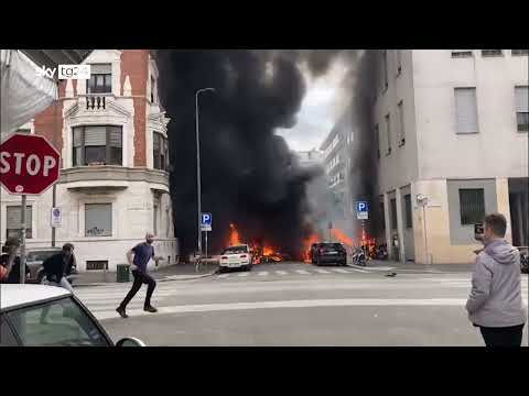 Incendio a Milano, a fuoco diverse auto