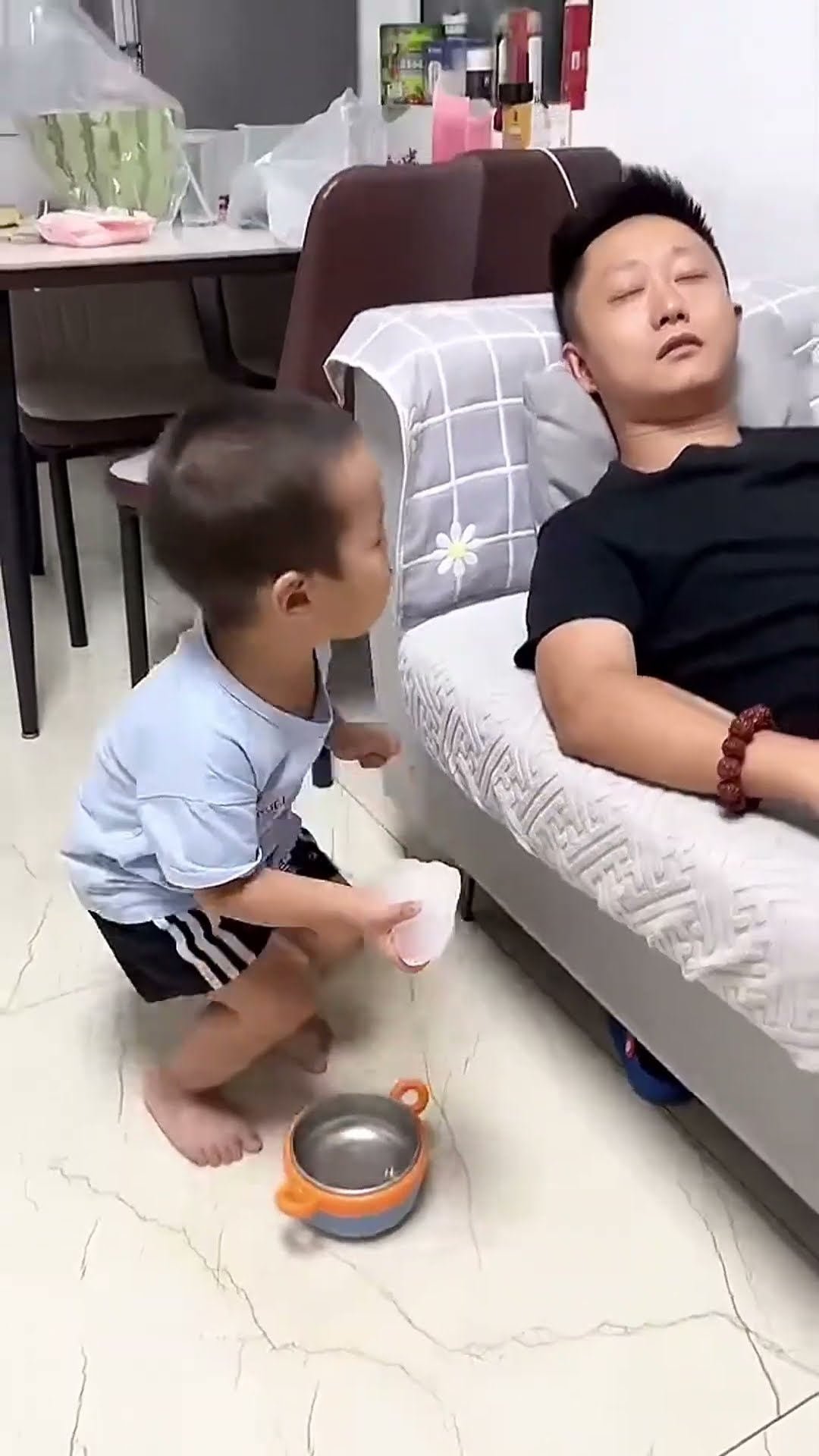 爸爸又在睡懒觉，给他来个冰块凉快一下！#Cute baby#Cute#呆萌小米宝#聪明宝宝#萌娃#整蛊#测试