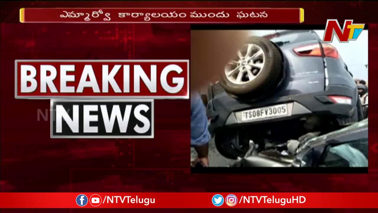 Three Lost Life As Car Hits Divider || Shameerpet Road Mishap || NTV ...